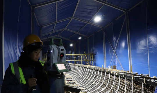 技術人員正在使用徠卡全站儀進行精密安裝測量 技術人員正在使用徠卡全站儀進行精密安裝測量